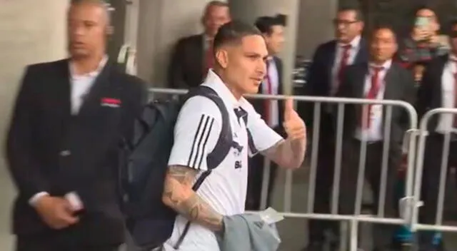 Paolo Guerrero fue el más ovacionado en la salida de Perú rumbo a Paraguay.