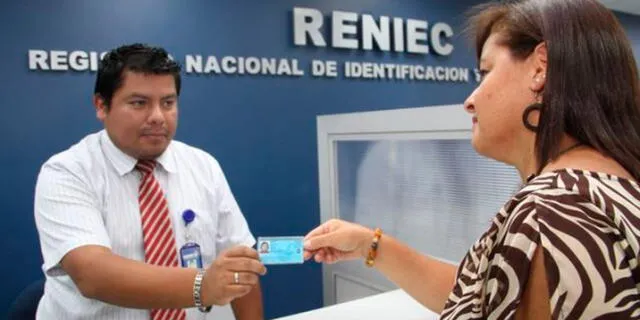 Si en tus planes está cambiar tu firma puedes acercarte de manera presencial a la Reniec.