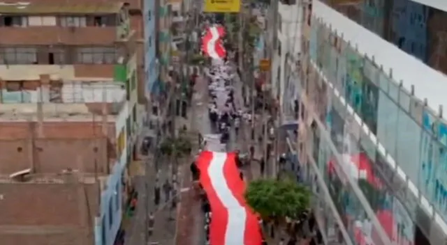 Empresarios de Gamarra marchan con enorme bandera