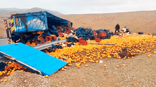 Camión con naranjas sufre accidente en Arequipa.