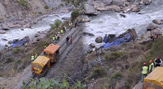 Tren de PeruRail se descarriló tras fuerte derrumbe en vía férrea ruta a Machu Picchu.