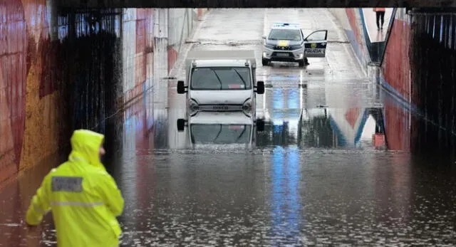 Lluvias torrenciales en localidades de España dejan hasta 200 litros en dos horas y colegios cierran.