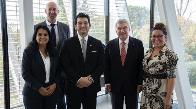 Jenny Martínez (izquierda) junto al presidente del COP.