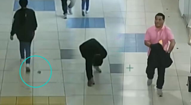 Hombre se lleva el dinero que se le cayó a una mujer en un centro comercial de Gamarra.