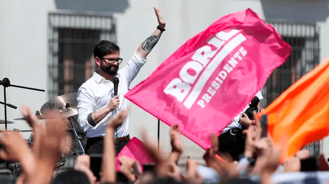 Gabriel Boric dando un discurso frente al palacio de La Moneda en Santiago.