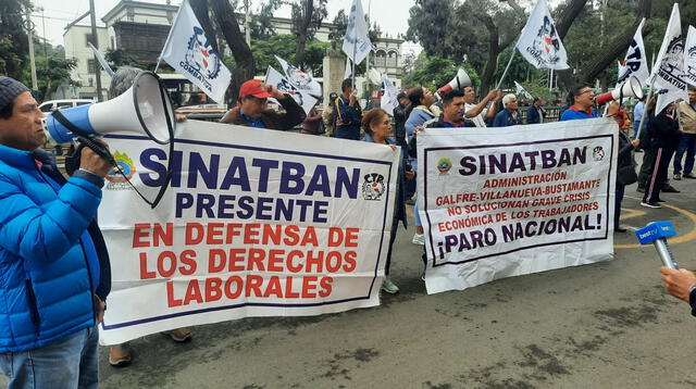 Trabajadores de Banco de la Nación siguen protestando.