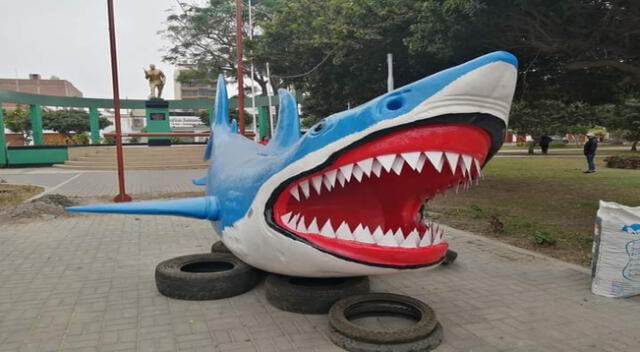 La estatua de tiburón mide cinco metros y es considerada una ofensa para los vecinos.