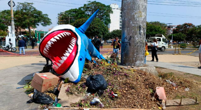 Estatua de tiburón fue arrojada a un lado de la plaza para que el alcalde se lo lleve.
