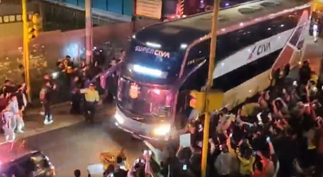 “Mi corazón con Perú, pero mi apuesta por Argentina”: Bus con Messi salió del aeropuerto y usuarios reaccionan.