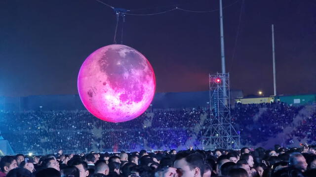 La luna rosa de 210 kilos prendió el escenario cumpliendo miles de sueños esperanzados en Abel.