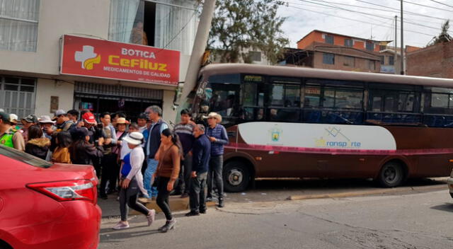 Cerca de 30 escolares resultaron heridos tras choque de su bus con poste en Arequipa.