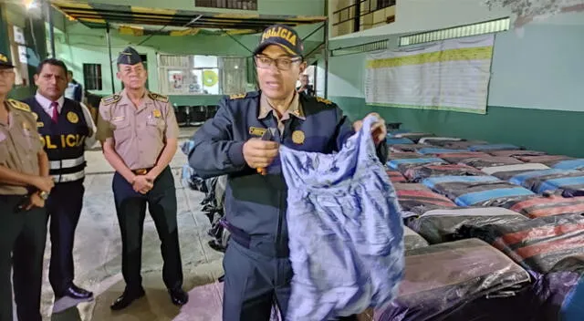La policía incautó gran cantidad de prendas que serán puestas a disposición de Aduanas.