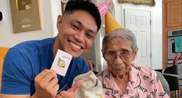 Joven decidió cuidar a su abuela de 96 años y es viral en YouTube conmoviendo a miles.