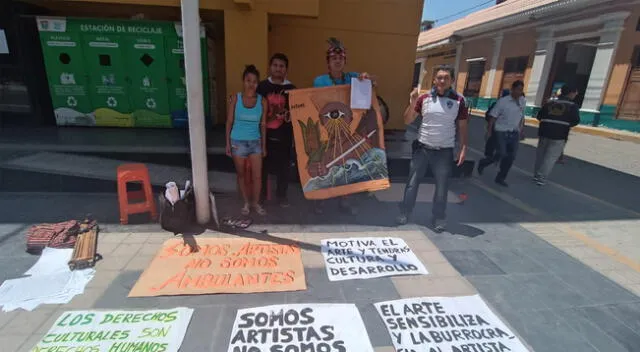 Los artistas realizaron un plantón frente al municipio provincial de Piura