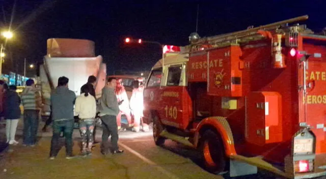 Bomberos atendieron a los heridos del accidente quienes fueron trasladados a hospital de Arequipa.