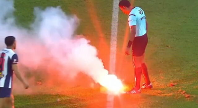 Universitario campeona en Matute e hinchas de Alianza Lima arrojaron bengalas a la cancha.