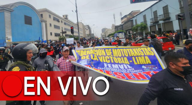 Diferentes delegaciones de mototaxistas vienen protestando cerca al Congreso de la República.