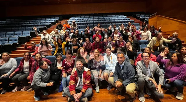 Mujeres emprendedoras visitan por primera vez el teatro