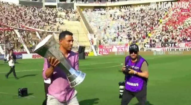 Con mucha emoción, Piero Alva apareció en la cancha del Estadio Monumental llevando el trofeo.
