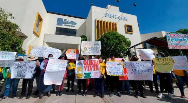 Madres de niños con cáncer hicieron un plantón en las afueras del Instituto Regional de Enfermedades Neoplásicas del Sur.