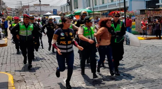 Mujeres fueron salavadas por la Policía de Arequipa en el mercado San Camilo.