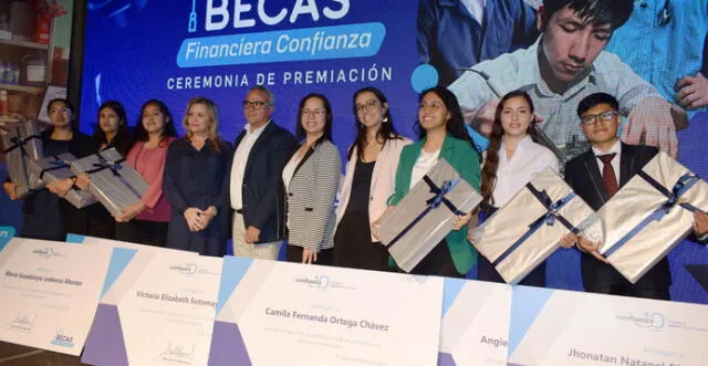 Escolares de diversas regiones del país ganaron becas para seguir sus estudios universitarios.