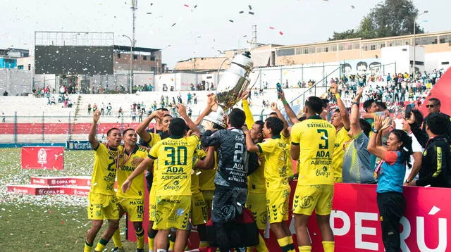 Festejo total de los  jugadores  por el título logrado en la  Copa Perú.