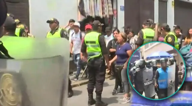 Vendedores ambulantes de Mesa Redonda atacan a la prensa de Panamericana en el Centro de Lima.