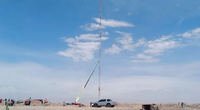 Hombre se subió por su propia voluntad a antena de Radio Nacional y bomberos de Tacna buscan convencerlo de que baje.