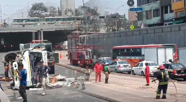 Tres heridos tras despiste de furgoneta en el Cercado de Lima.