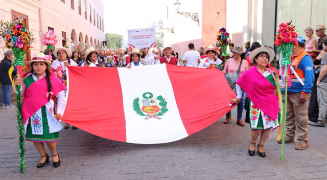 Pasacalle y música en Lima.