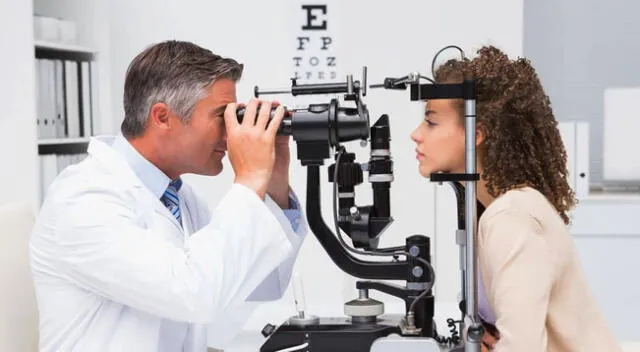 Médico comparte información sobre la prevención y cuidado de la salud visual en diversas etapas de la vida.