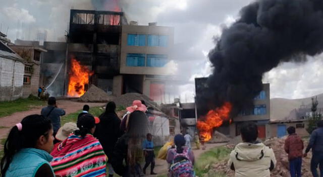 Incendio de grandes proporciones se registra en Juliaca, Puno.