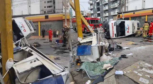 Carrito de desayuno queda destrozado tras choque entre ambulancia y Bus en Lince.