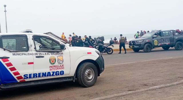 Las familias que se encontraban en la playa tuvieron que evacuar la zona.