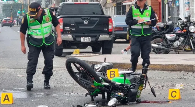 Agentes policiales acordonaron el lugar del accidente ocurrido en el Cercado de Lima. La víctima está en UCI.