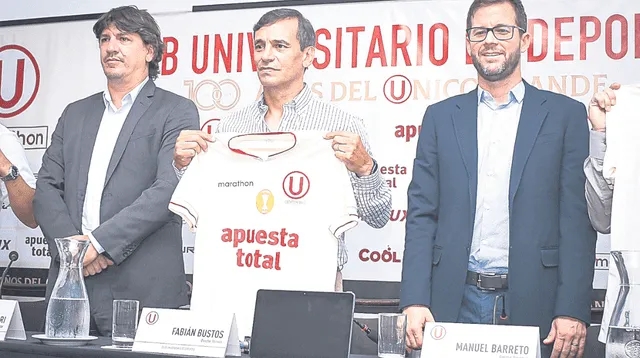 Bustos  posa orgulloso con la camiseta de la 'U'