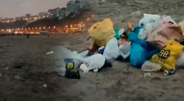 Las Playas Agua Dulce y Los Yuyos quedan llenas de basura tras celebración de Año Nuevo.