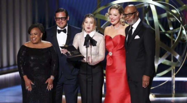 Elenco de 'Grey's Anatomy' se reúne en los Emmys 2024.