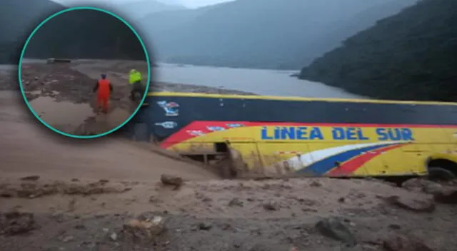 Bus intenta cruzar huaico en Apurímac y todo sale mal, pero no hubo víctimas.