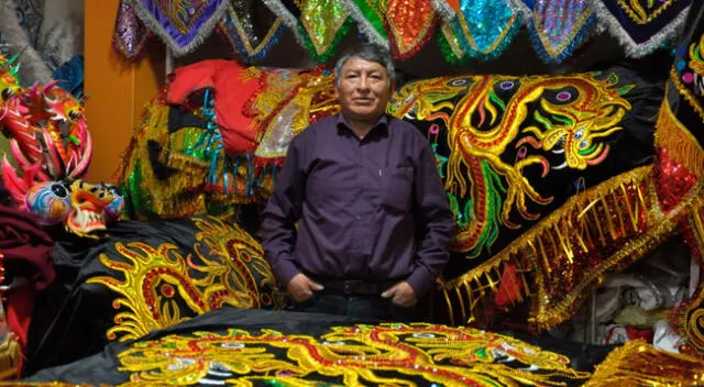 Simón Nahuincha señaló que el Perú ancestral se caracterizó por tener ornamento en sus vestuarios elaborados con repujados de oro y plata.