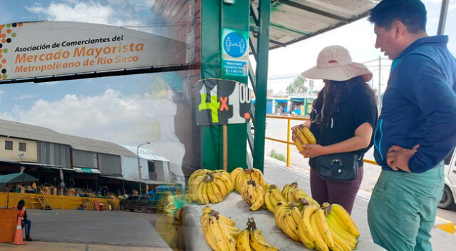 Comerciantes se ven obligados a rematar sus frutas y verduras, en Arequipa.