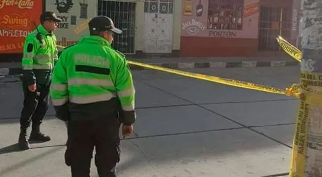 Agentes policiales cercaron la escena del asesinato ocurrido en Baños del Inca, en Cajamarca.