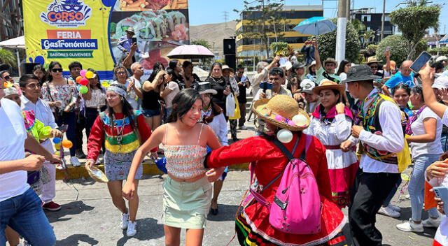 Vecinos y transeúntes participaron del desfile por carnavales.