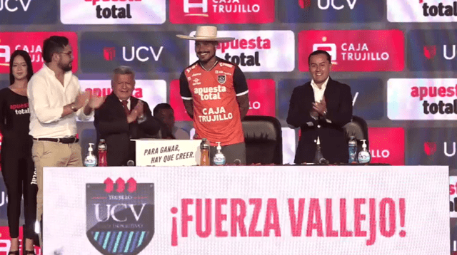 Paolo Guerrero recibió sombrero de chalán en su presentación en Trujillo tras fichar por UCV