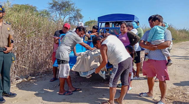 Escenas de dolor. Así trasladaron el cuerpo de la menor tras ser hallado por trabajadores de campo.