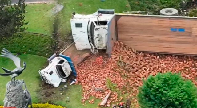 Volcadura de camión de ladrillos deja tres heridos de gravedad en La Molina.