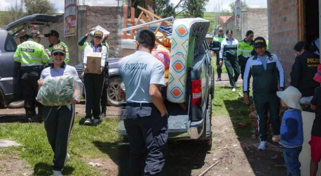Policías llevan alegría, alimentos y bienes materiales para el beneficio de niños en Huancayo.