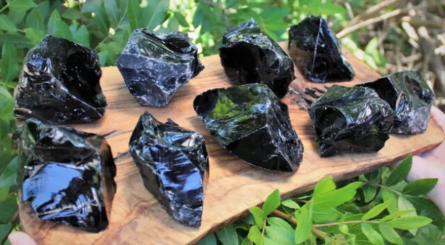 La piedra obsidiana es una roca ígnea volcánica que se forma cuando la lava se enfría rápidamente.