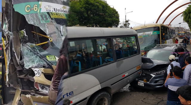 Choque de varios vehículos generó pánico en Arequipa.